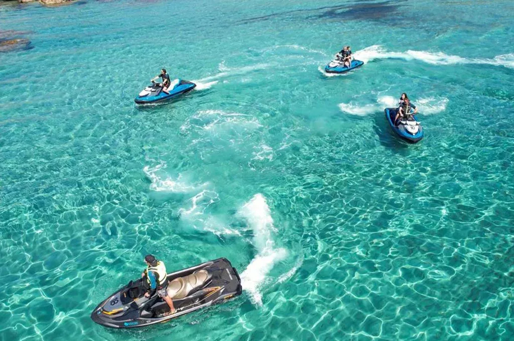 Randonnée en jet-ski dans une eau turquoise au large de Cavalaire-sur-Mer, quatre jets vus du ciel
